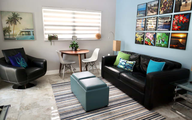 Middle River Landing: Pool View Apartment