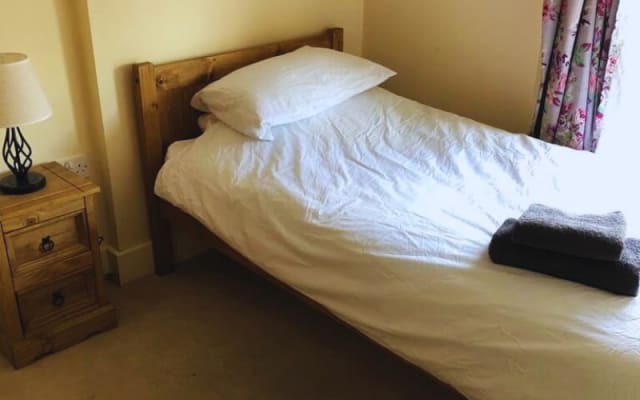 Private single bedroom in a beautiful Oxfordshire village cottage