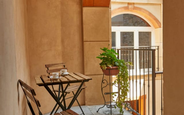 An elegant apartment in a historical building - blu