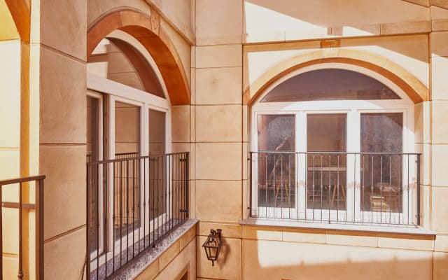 An elegant apartment in a historical house - giallo