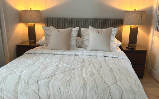 LASOCIAL Apartments- The Agate (Breakfast & Parking on us)