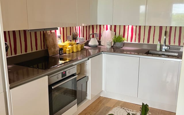 Stylish, Arty Apartment- 5mins from Elizabeth Line