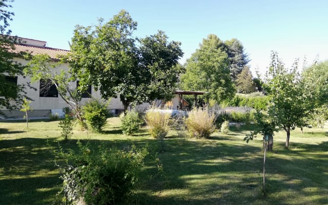Private room in a house in Haute-Provence with massages
