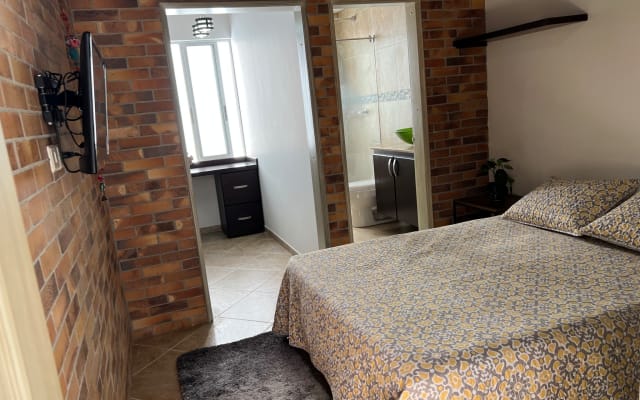 Zentraler Raum mit Arbeitszimmer und eigenem Bad.