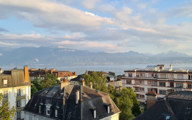 Beautiful upscale apartment within 15 minutes walk to Lausanne Gare
