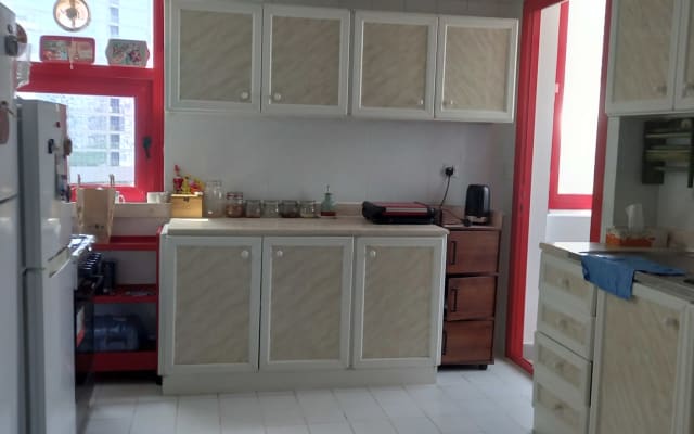  quarto bom e bonito, próximo da praia e da paragem de autocarro