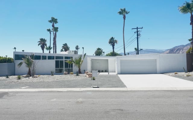 Private Room in Historic Palm Springs Home