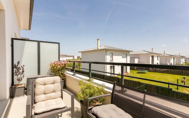 Appartement tout équipé avec terrasse et parking.