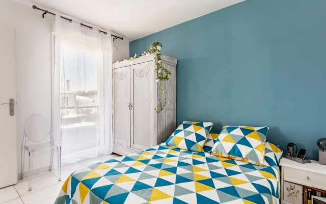 Appartement tout équipé avec terrasse et parking.