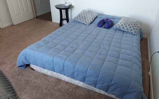 La mia stanza è disponibile per un weekend. Viviamo con 4 persone.