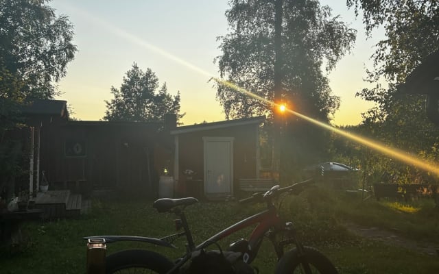 Typisch finnisches Ferienhaus in der Nähe von Stadt und Meer.