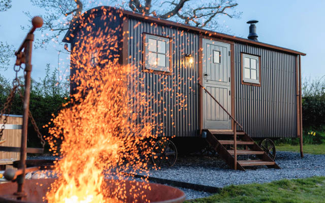 Luxuriöse Hirtenhütte mit Whirlpool auf einem privaten Bauernhof in...