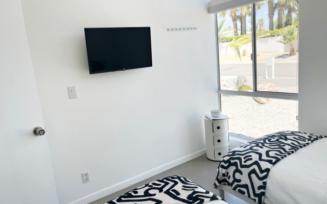 Private Keith Haring inspired Room in Central Palm Springs - Picture 7