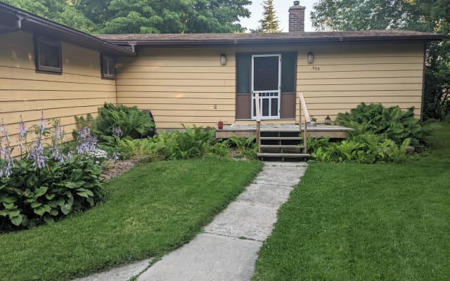 Large cottage in beautiful Point Clark.