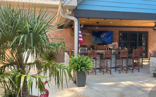 Room in home or pool house - outdoor kitchen, day rentals possible