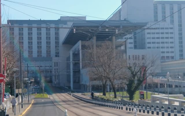 Anúncio de Philippe em misterb&b - L'hôpital CHU Grenoble Alpes en bas de la rue.