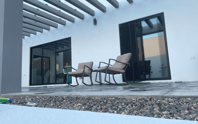 Privatzimmer, Gemeinschaftsunterkunft, Pool mit Bekleidungsmöglichkeit