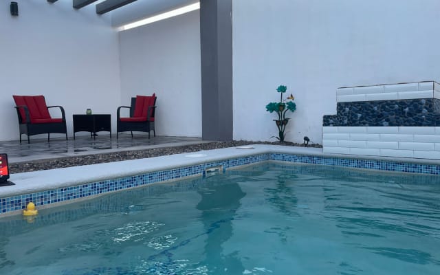 Privatzimmer, Gemeinschaftsunterkunft, Pool mit Bekleidungsmöglichkeit