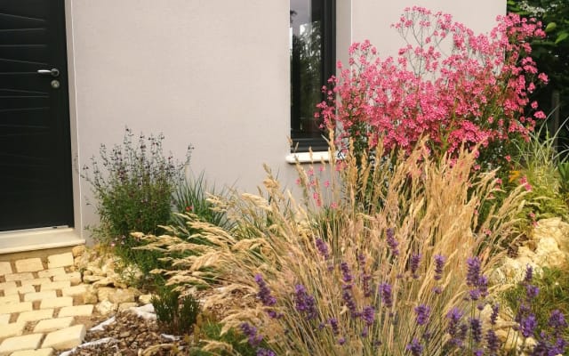 nuova casa in un giardino con alberi e fiori - copia 01