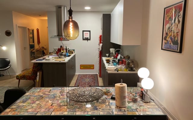 Camera doppia con bagno in comune in un moderno condominio