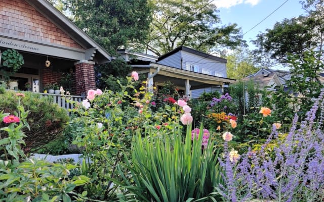 Clothing optional Garden view room in East Toronto Birchcliff