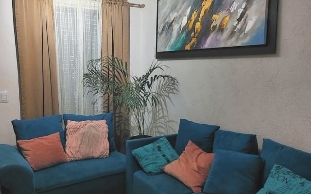 Schönes und gemütliches Privatzimmer. In der Nähe des Flughafens!