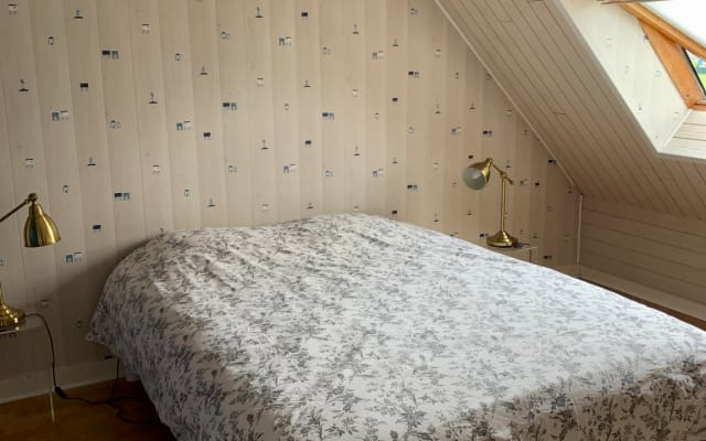 Grande chambre avec salle de bain privée