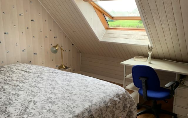 Grande chambre avec salle de bain privée