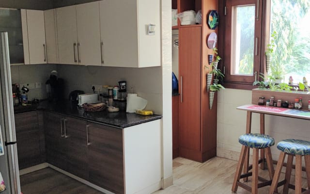 Großes Privatzimmer in moderner Wohnung in der Nähe des belebten Hauz...