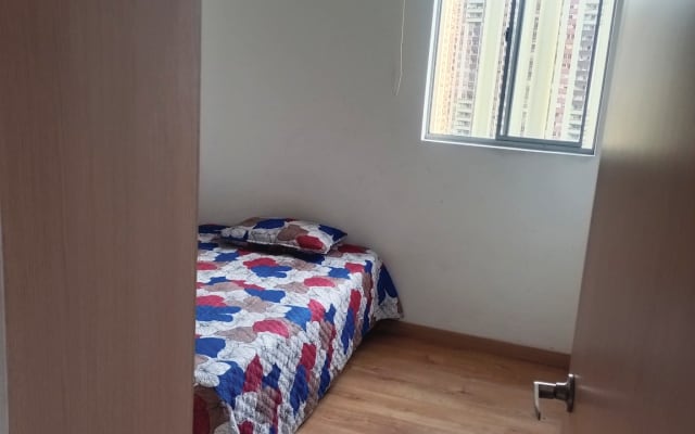 Es ist eine Wohnung mit einem großzügigen Raum