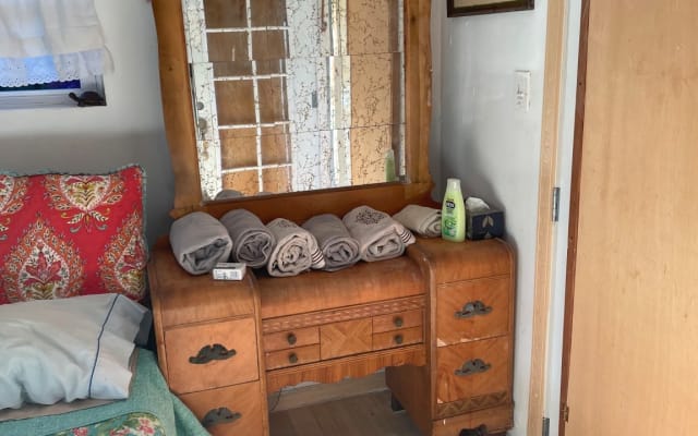 Beverly Hills Adjacent -private entrance room, large Patio