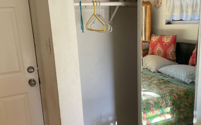 Beverly Hills Adjacent -private entrance room, large Patio