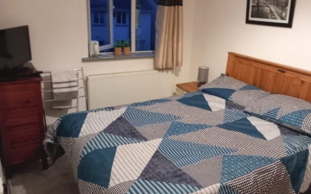 Hi i have a large room with a double and a single bed with ensuite, tv