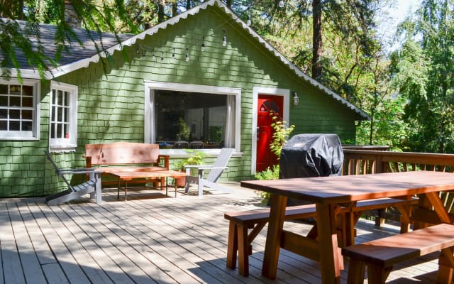 L'annuncio di Perjol su misterb&b - A private deck and the main entrance of the home are surrounded by redwoods. 