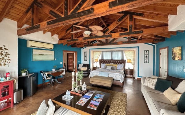 Bungalow/Studio with unique Ocean & Mountain views