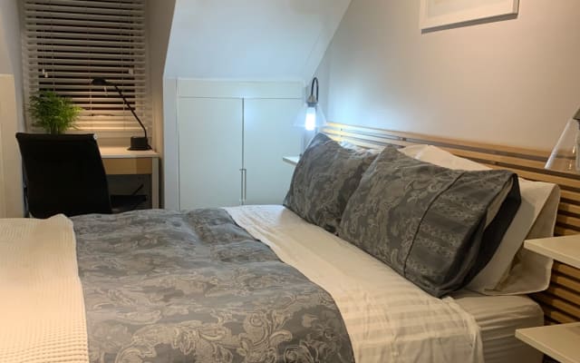 Une terrasse récemment rénovée à proximité de la ville, des transports 