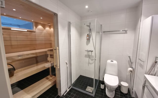 Quarto num apartamento elegante com vista e sauna.