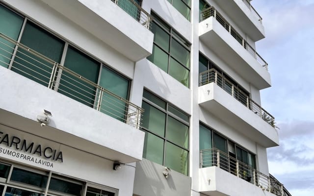 hermosa recámara en departamento de lujo con baño propio en zona nueva