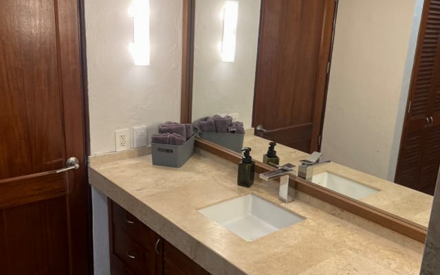 CHRISTOPHER's listing on misterb&b - one of two master bathrooms