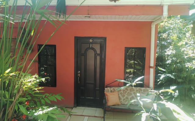 Muy voluntad y hermosa casa en la ciudad caribeña de Limón. Bienvenido.