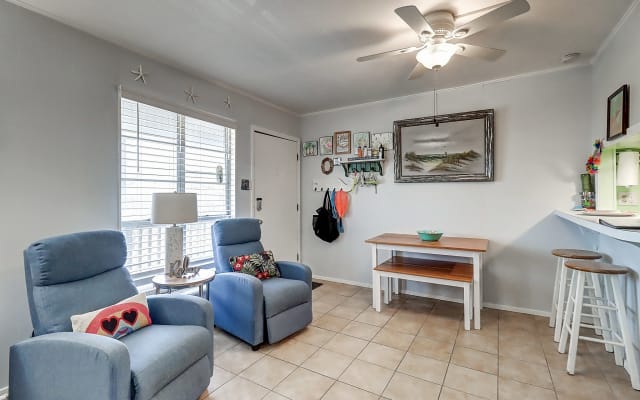 Beach Bum - cute 1 bedrm condo at Mustang Isle Condos