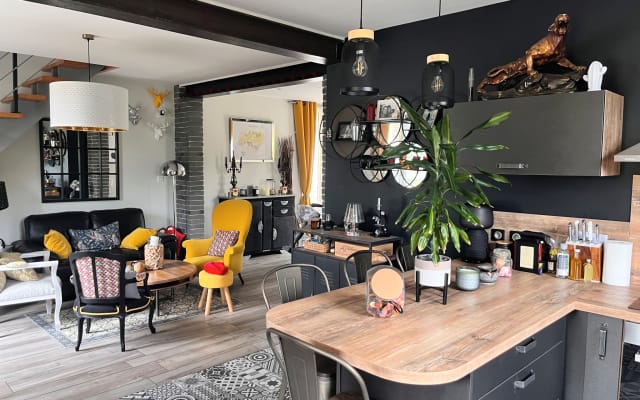 House in Chablis with enclosed courtyard for 2 vehicles.