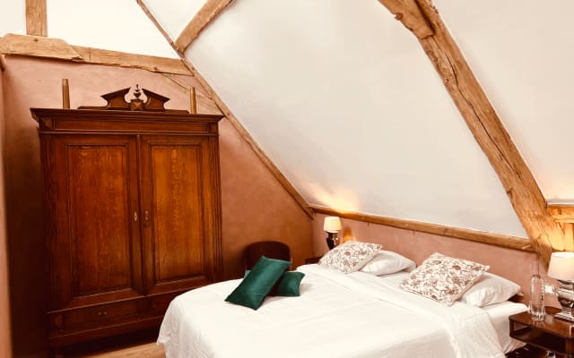 Guest room ‘Le Curé’ in an old Presbytery with swimming pool.