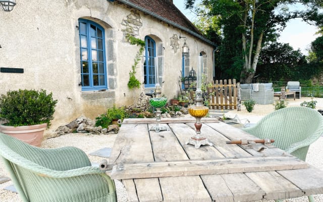 Habitación de huéspedes 'Le Curé' en un antiguo presbiterio con piscina.