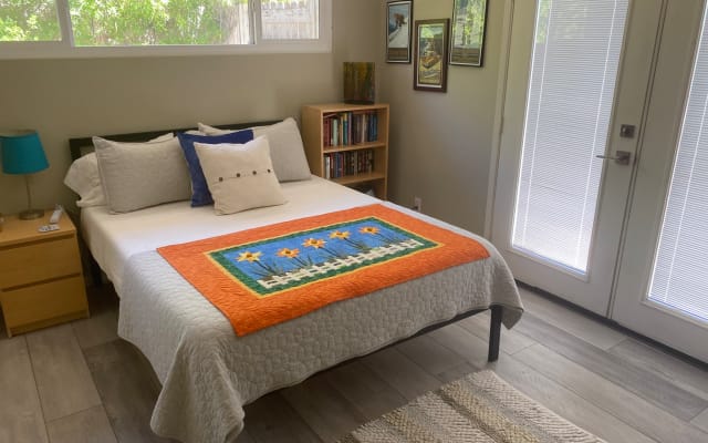 Vince's listing on misterb&b - Queen size Tuft and Needle comfort.