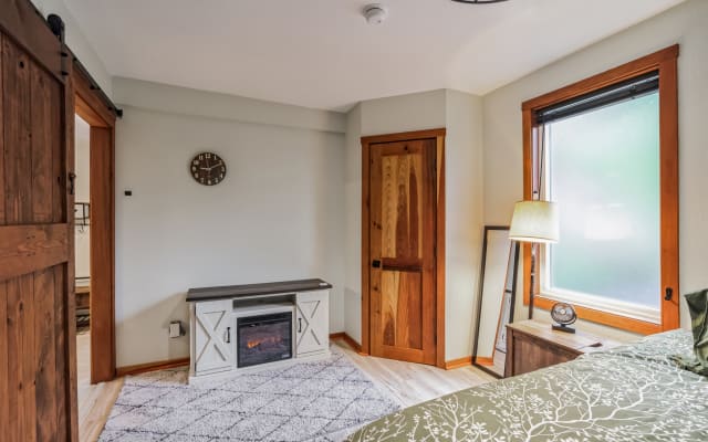Möbliertes 1BR in der Stadt | 31+ Nächte | Haustiere OK