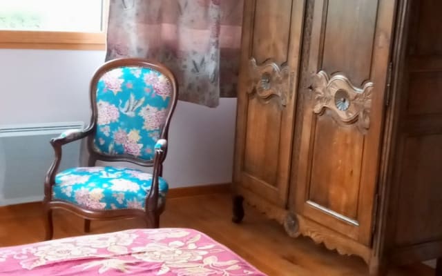 Unabhängiges Schlafzimmer im Obergeschoss.  Badezimmer und WC.