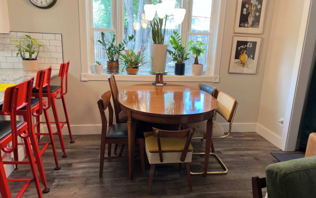 Modernité du milieu du siècle avec art et détails éclectiques. - Photo 9