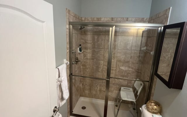 Ground Floor 1Bed/1Bath for Rent in a Single Family Pool House