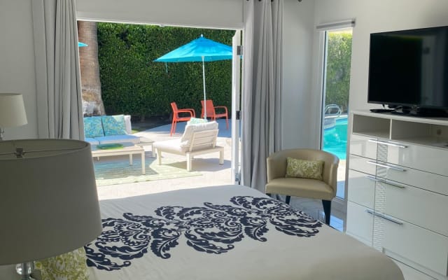 Mid Century 60’s Modern Glam pool home in south Palm Springs  - Picture 3